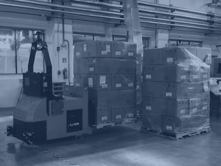 AGV transportando palets de cajas