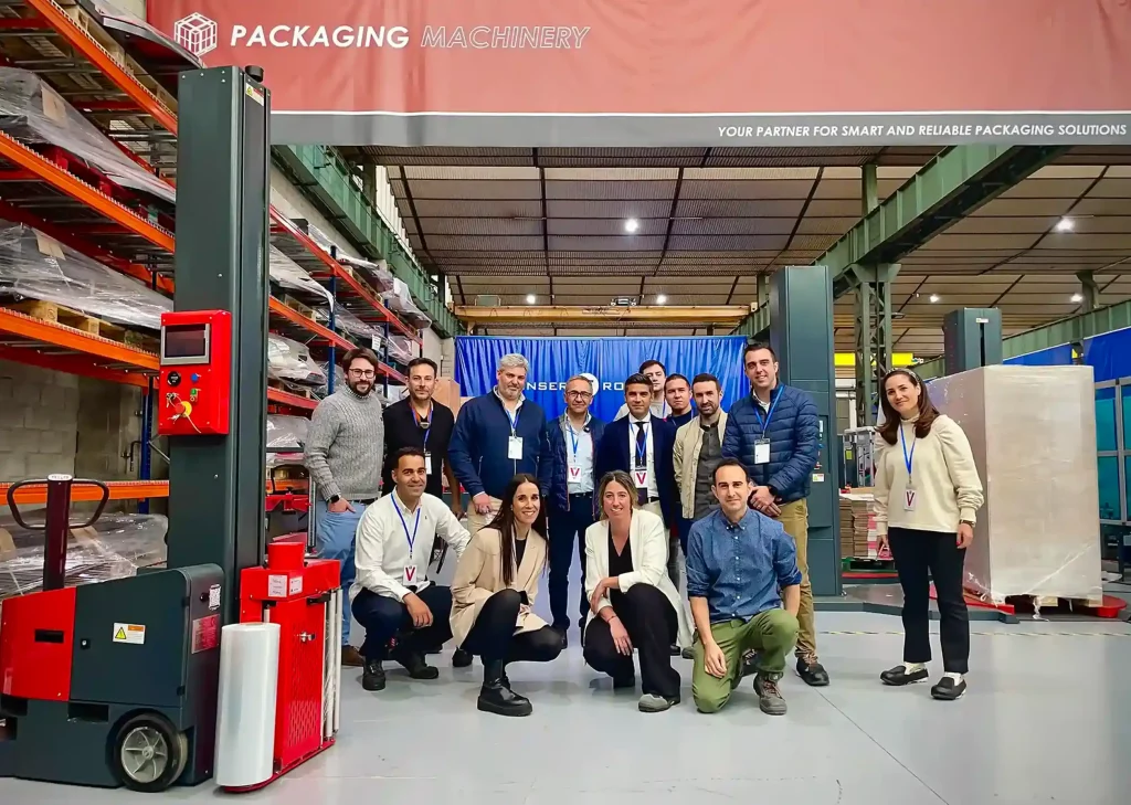Fotografía de grupo de asistentes a la primera cumbre de empresas distribuidoras de la maquinaria de Packaging de Inser Robótica