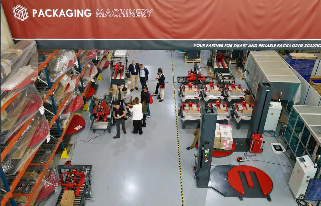Área dedicada a almacén y showroom de maquinaria de packaging en la sede de Inser Robótica