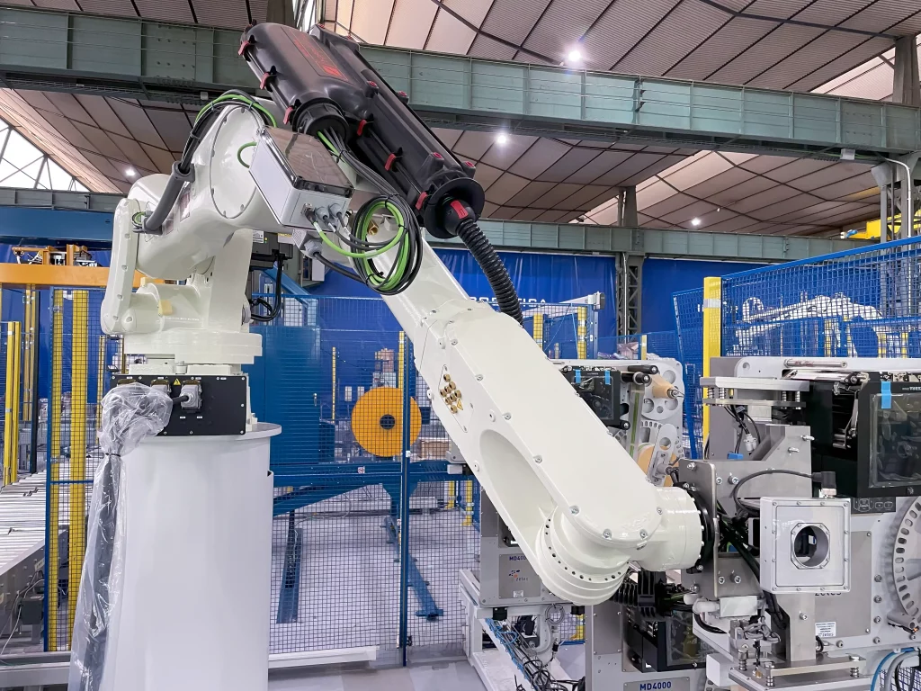 Robot industrial recogiendo etiqueta para su pegado en palet